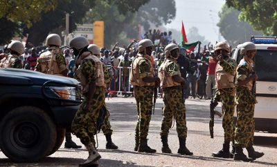 Binh sĩ Burkina Faso nỗ lực lập lại trật tự ở thủ đô Ouagadougou sau khi lệnh tình trạng khẩn cấp được ban bố ngày 30/10.